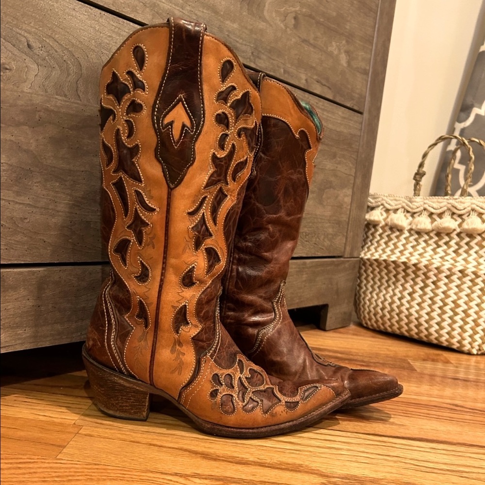 Pre-loved Corral cowboy boots! These are so beautiful and well made. Size 6.5.